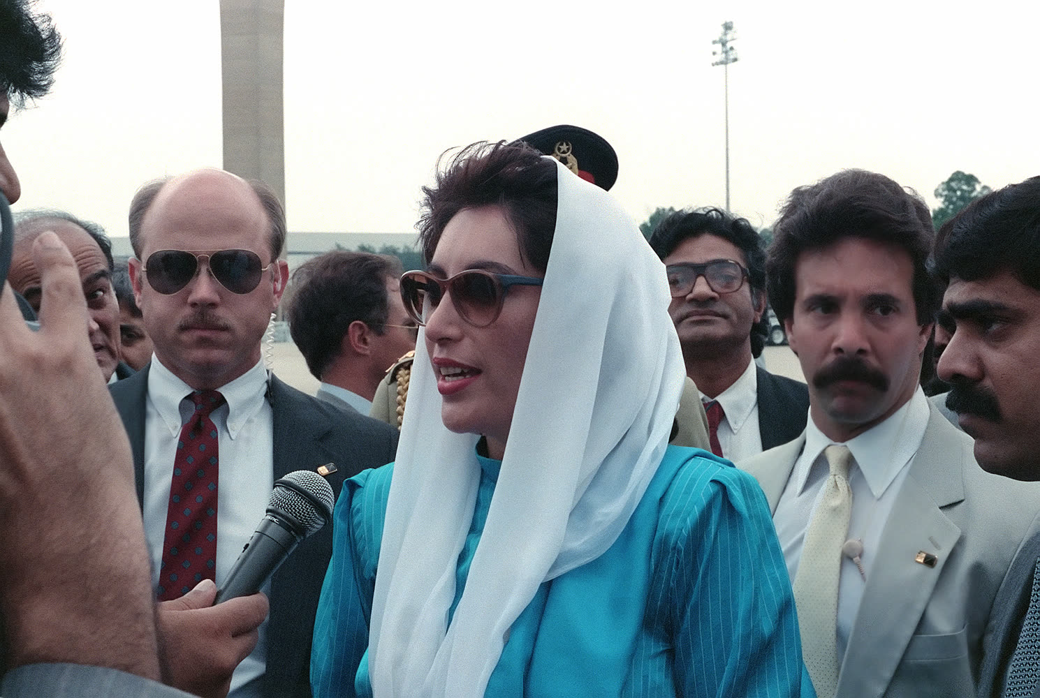 Benazir Bhutto speaking to press, 1989