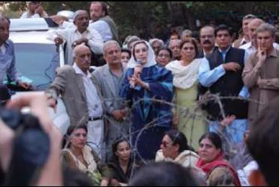 Benazir Bhutto speaking to supporters, November 2007